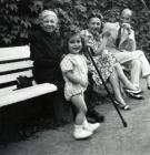 Vigh Szabolcs nagyanyjával és szüleivel az állatkertben
