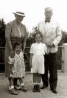 Fráter Ágota és Tamás anyai nagyszüleikkel