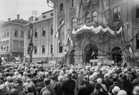 Trianon elleni tüntetés a Városháza előtt Szegeden