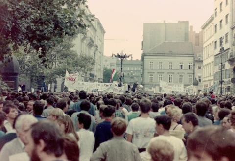 Tüntetés a Bős-nagymarosi Vízlépcsőrendszer felépítése ellen, Budapest, V. Vörösmarty tér