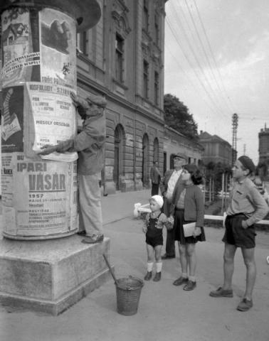A mosoly oszága című operett plakátolása Győrben