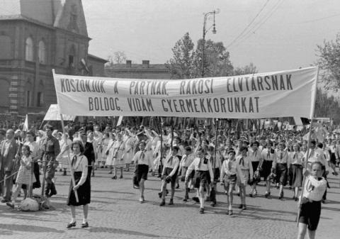 Május 1-jei felvonulás a Hősök terénél. Felirat: Köszönjük a pártnak, Rákosi elvtársnak, vidám, boldog gyermekkorunkat