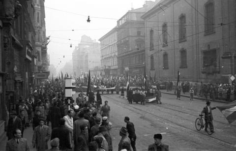 1956. október 25-e délután, „véres-zászlós” tüntetés