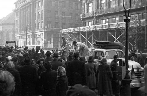 A Nemzetközi Vöröskereszt élelmiszersegélyének kiosztása a Kossuth Lajos utcában