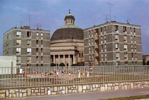 Székesfehérvár, Horvát István lakótelep, óvoda, háttérben a Prohászka Ottokár emléktemplom