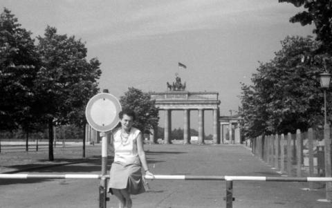 Kelet-Berlin, Unter den Linden, háttérben a Brandenburgi kapu