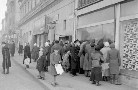 Az Állami Áruház kirakata előtt, Kőbányán