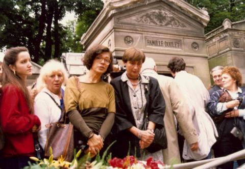 Losonczy Anna és Gyenes Judit Nagy Imre és mártírtársai jelképes temetésén Párizsban a Pére Lachaise temetőben 