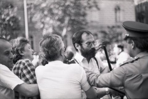 Tüntetés és rendőri intézkedés 1988. június 16-án Budapesten a Batthyány-örökmécsesnél, Tamás Gáspár Miklós 