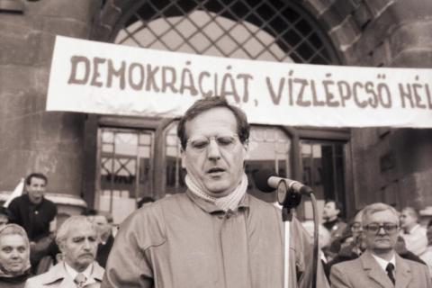 Bős-nagymarosi vízlépcső megépítése elleni tüntetés a Műegyetem előtt, Sólyom László, 1988. október 30. 