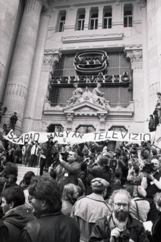Tüntetés 1989. március 15-én Budapesten, a Szabadság téren a Magyar Televízió előtt 