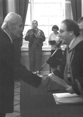 Pákh Tibor átveszi az aranydiplomáját, 1999