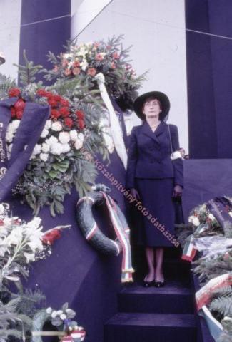 Gyenes Judith Maléter Pál koporsójánál 1989. június 16-án