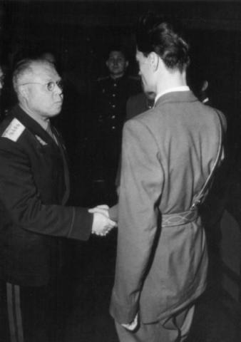 Maléter Pál fogadja Mihail Szergejevics Malinyint a magyar-szovjet csapatkivonási tárgyaláson a Parlamentben 1956. november 2-án. 