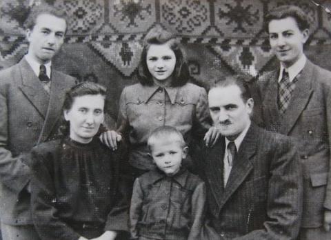 Pfeff (Faragó) Vilmos egyetemi hallgató családjával Újkígyóson