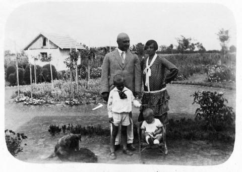Molnár Mihály szüleivel, id. Molnár Mihállyal, Patay Ilonával és húgával, Molnár Katalinnal 1928-ban Békéscsabán, Ábrahám Béla fotóműtermében. 