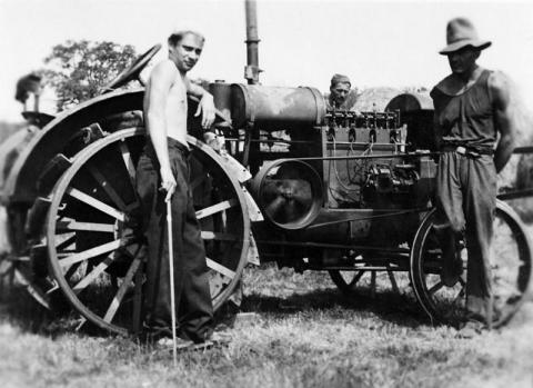 Molnár Mihály és nagybátyja, Molnár László a McCormick traktorral 1942-ben