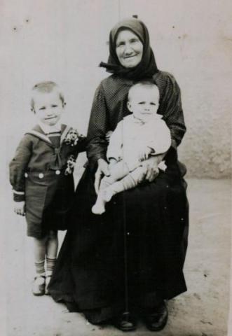 Pfeff (Faragó) Vilmos és öccse, György apai nagymamájukkal