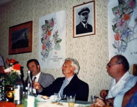 Bálint György előadást tart a Hazafias Népfrontban