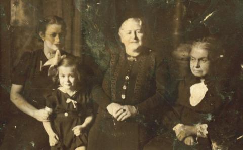 Bálint György nővérei, Lili és Zsuzsanna, valamint édesanyja és nagyanyja