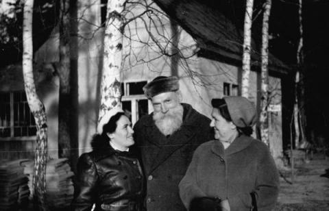 Németi Irén (balról) Tolsztoj unokájával a Szovjetunióban