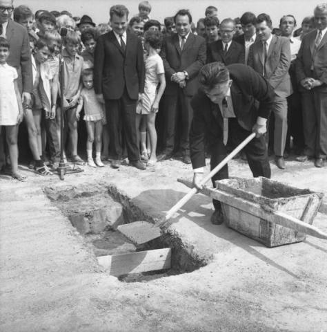 Elzett Fémipari Művek berettyóújfalui gyárának alapkőletétele, 1971