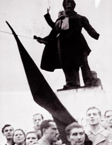 Nagy Attila színész a miskolci Petőfi-szobornál szaval, 1956. október 25.