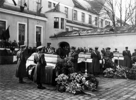 A sortűz után meglincselt katonatisztek újratemetése, 1957