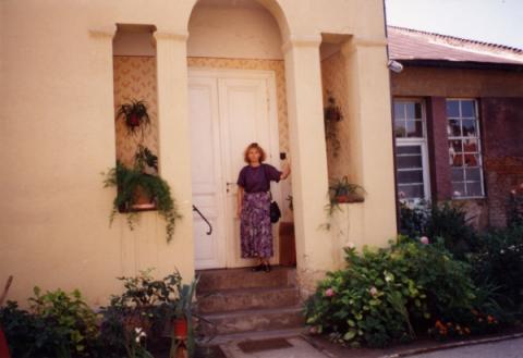 Tomasovszky Mária nagyapja háza előtt