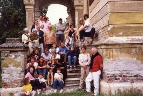 Családi találkozó, csoportkép a romos nádasdladányi kastély lépcsőjén