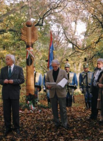 A Nádasdy Ferenc édesapja emlékére állított emlékoszlop avatása