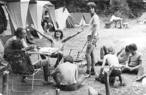 Czájlik Péter a természeti szakkörös fiatalokkal