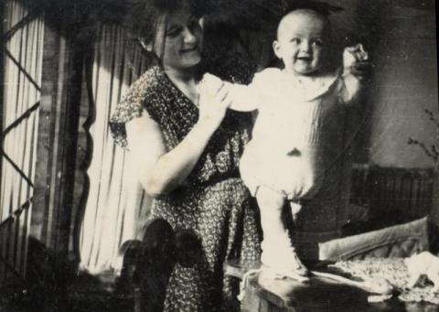Vörös Zoltánné Zsuzsa lányával 1954-ben