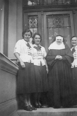 A középiskolás Kovách Erzsébet (balról a második) 