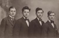 Kaszly József (balról a harmadik) érettségi képe a barátaival, 1920