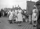 A Margit Kórház dolgozóinak Május 1-jei felvonulás a Magyar Kommunista Párt zászlaja alatt, Budapest, III. Zsigmond