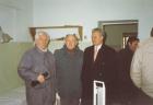 Látogatás a váci börtön volt 50-es zárkájában, amelyet egészségügyi szobává alakítottak (balról Ebinger Endre, Mihala Ferenc, Hrabovszky László), 1998