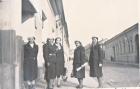 Molnár Jutka román osztálytársnőivel és tanárnőjével a nagyvarádi Ritok Zsigmond utcában, 1939
