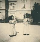 Nádasdy Katalin és Júlia a kastély előtt