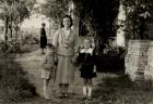 Vörös Zoltánné, Zoli fiával és Zsuzsanna lányával Balatonmáriafürdőn - jobbra a borospince, amiben 3 évig laktak